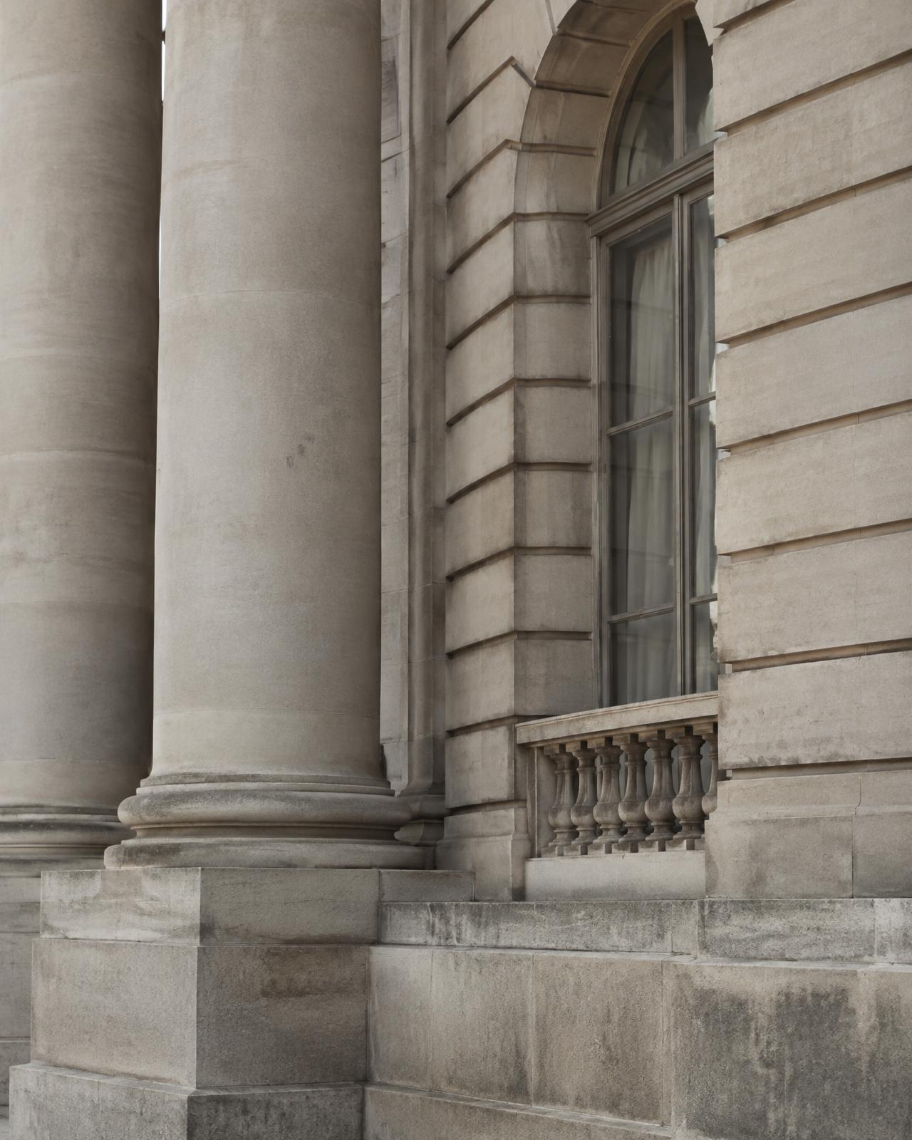 Columnas de piedra de un edificio clásico